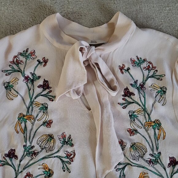 Aritzia Little Moon Zinnia Floral Embroidered Tie-Neck Blouse size medium - Picture 5 of 12